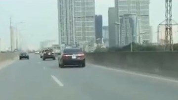 5 ô tô thi nhau đi lùi ở đường trên cao