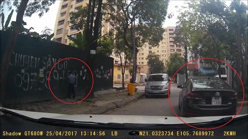 Tài xế ngang nhiên đỗ ô tô chắn đường đi, lên vỉa hè tiểu bậy