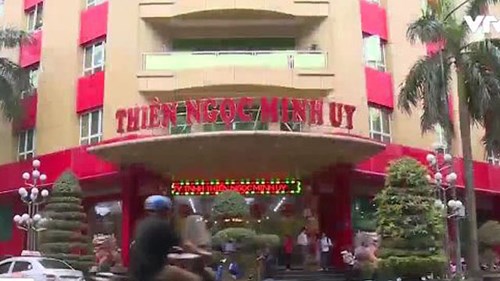 Người dân đội mưa đến Thiên Ngọc Minh Uy hủy hợp đồng