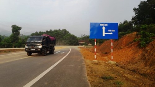 “Nhắm mắt” đặt biển báo giao thông dẫn xuống... vực