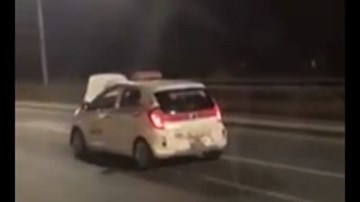 Bị lật nắp capo che khuất tầm nhìn, taxi vẫn phóng vun vút