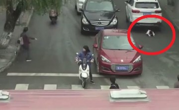 Một mình chạy sang đường, bé gái bị ô tô chèn qua hai lần