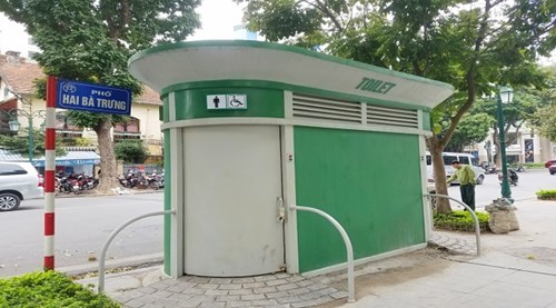 Hà Nội: Xây xong hàng loạt nhà vệ sinh công cộng rồi... khóa cửa