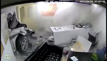 Ô tô 'điên' đâm thủng tường, húc bay người ngồi trong văn phòng