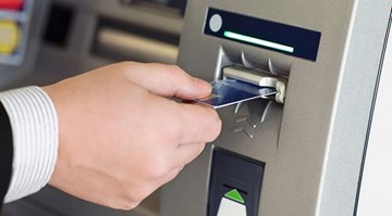 Vì sao các vụ mất tiền trong thẻ ATM thường xảy ra lúc nửa đêm?