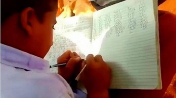 Kỳ lạ ngôi trường tất cả học sinh đều viết bằng 2 tay