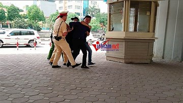 Hà Nội: Nam thanh niên bị còng tay ở bốt CSGT