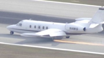 Cận cảnh máy bay rớt bánh hạ cánh tóe lửa