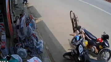 Pha tai nạn hy hữu của cậu bé đi xe đạp và lời nhắc nhở dành cho người lớn