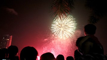 Hàng nghìn người đổ về sông Hàn xem pháo hoa