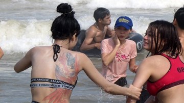Cô gái có hình xăm lạ mắt giữa biển người Sầm Sơn