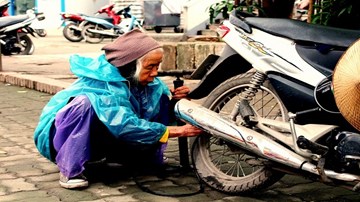 Cụ bà 90 tuổi vẫn hằng ngày miệt mài vá xe trên phố Hà Nội