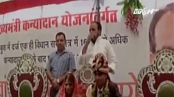 700 cô dâu được tặng gậy gỗ để trị chồng nghiện rượu