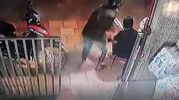 Vờ mua hàng rồi giật điện thoại bỏ chạy