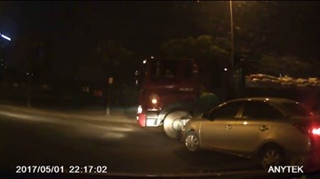 Ô tô đi ẩu suýt gây tai nạn vẫn tạt đầu gây sự với xe tải