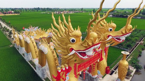 Đôi rồng khổng lồ dẫn vào điện thờ giữa ruộng lúa Thái Bình
