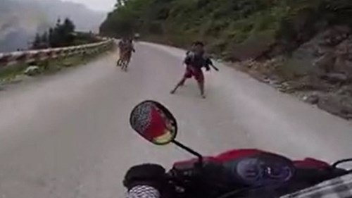 Nhóm trẻ em dàn hàng cướp đồ của dân phượt giữa đỉnh đèo