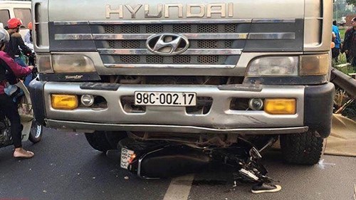 Tạm giữ lái xe tải đi ngược chiều đâm chết người