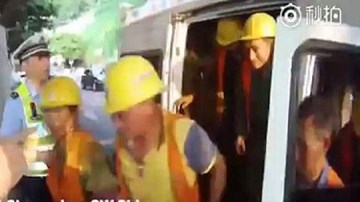 Cảnh sát phát hoảng khi kiểm tra xe 6 chỗ nhồi 40 người