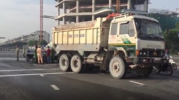 Va chạm xe ben trong cơn mưa sớm, 2 người thương vong