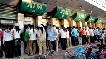 Khách hàng 'còng lưng' gánh 25 loại phí thẻ ATM