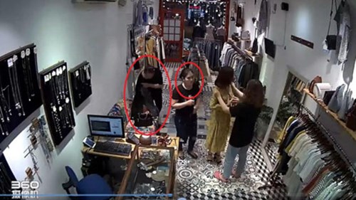 Hai phụ nữ vờ mua đồ, dàn cảnh trộm tiền ở shop quần áo