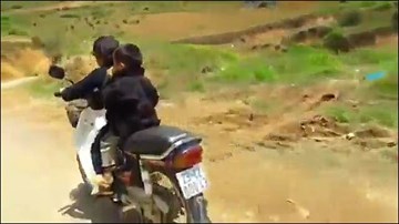 Bé 7 tuổi chở em nhỏ phóng xe máy đổ đèo Hà Giang