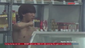 Ngáo đá khỏa thân xông vào cửa hàng cố thủ, lấy dao kề vào cổ đòi tự sát