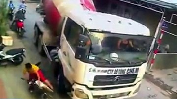Tài xế xe bồn cố tình đánh lái, định cán qua người 2 mẹ con đi xe máy