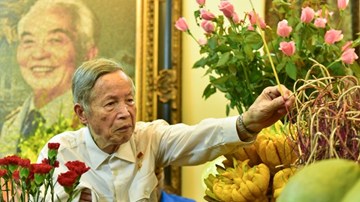 Anh hùng La Văn Cầu viếng tướng Giáp