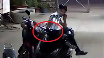 Vờ nghe điện thoại bẻ khóa xe cực nhanh