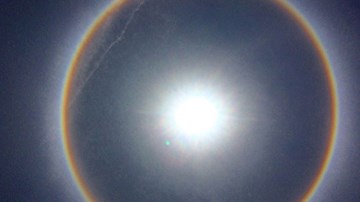 Mặt trời với vòng hào quang kỳ lạ xuất hiện ở Huế khiến người dân xôn xao