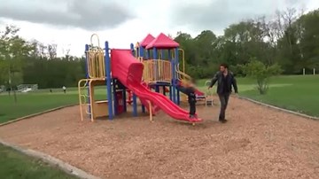 Bố mải chơi điện thoại để con trai bị bắt cóc trước mặt không hề hay biết