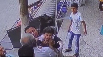 Bé gái thoát chết nhờ cách giải cứu nhanh trí từ những người qua đường