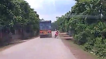 Phi từ nhà ra đường, người phụ nữ suýt 