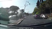 Audi A3 bốc cháy sau khi va chạm trên đường