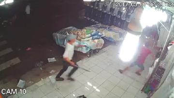 Giang hồ cầm mã tấu chém gục nhân viên shop quần áo ở Sài Gòn