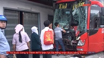 Xe khách lao vào nhà dân, 24 hành khách thoát nạn
