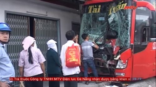 Xe khách lao vào nhà dân, 24 hành khách thoát nạn