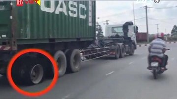 Container thủng lốp sau vẫn phóng vun vút trên đường