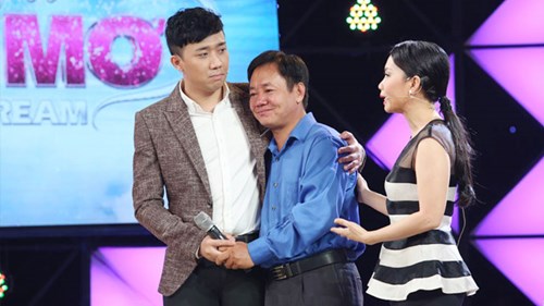 Rơi lệ xem người cha thi hát để chữa chạy cho con bị teo não