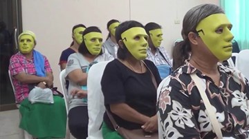 Phụ nữ Thái Lan đeo mặt nạ bí ẩn đi khám ung thư vú