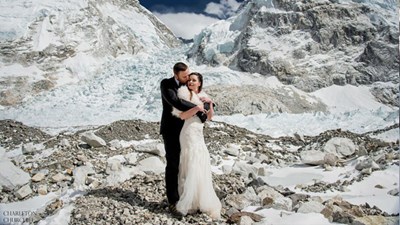 Tổ chức đám cưới trên đường lên đỉnh Everest cao 5.000 m