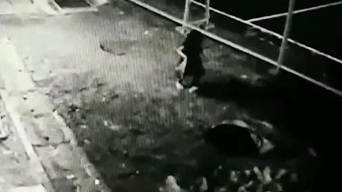 Giật mình khoảnh khắc bé 4 tuổi rơi xuống cống chết thương tâm