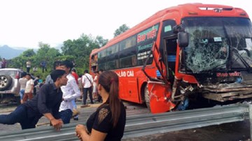 Dân dùng xà beng phá cửa cứu tài xế xe 7 chỗ sau tai nạn