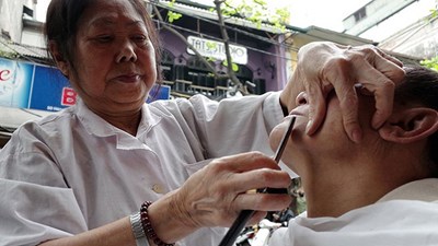 Cụ bà 80 tuổi 60 năm cắt tóc cho nam giới ở phố cổ Hà Nội