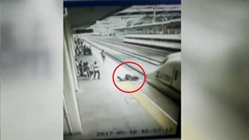 Nhân viên ga tàu phản xạ nhanh như điện, cứu cô gái định tự tử