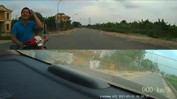 Đi ẩu đâm vào ô tô, người đi xe máy cười xin lỗi