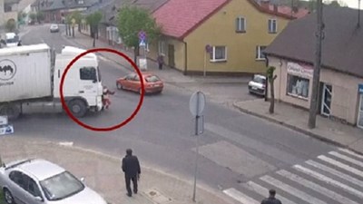 Ba Lan: Truy tìm phụ nữ thoát chết kỳ diệu sau tai nạn với xe tải