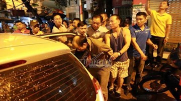 Hà Nội: Công an bao vây kẻ đâm người cố thủ trong nhà